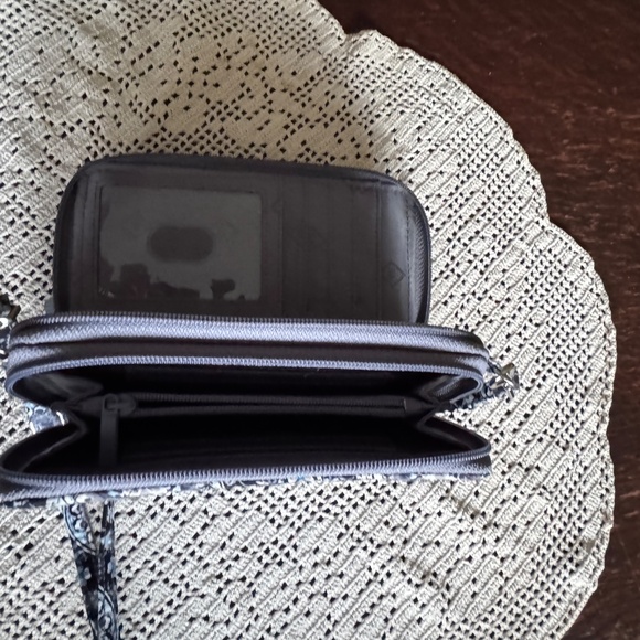 Vera Bradley small crossbody purse wallet b/w/blue floral excellent condition - Picture 11 of 14